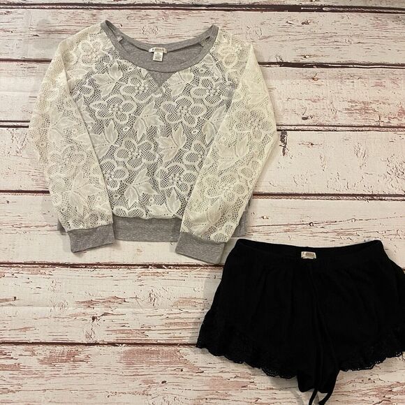 Bozzolo Women's Top w/Lace Sleeves Size Small‎ & Black Shorts Size Medium Lot - Picture 1 of 10